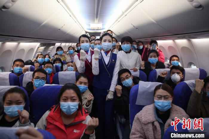 图为贵州援鄂医疗队第二批队员起飞前的加油仪式。 瞿宏伦 摄  “儿子,妈妈去帮武汉‘治病’,治好了你可以去武大了!”