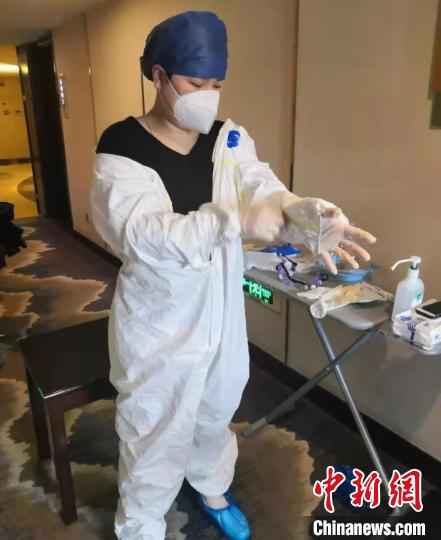 徐梦薇正练习穿戴防护服。 余杭区供图 摄  疫区日记:我们也许做不成火炬 但可点亮萤火之光
