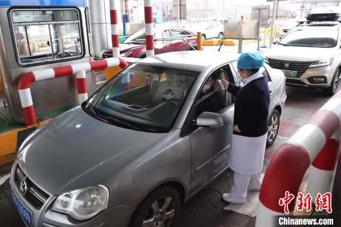 高速公路道口排查疫情。 张亨伟 摄  上海密织疫情防控网 人车船“来有影去有踪”