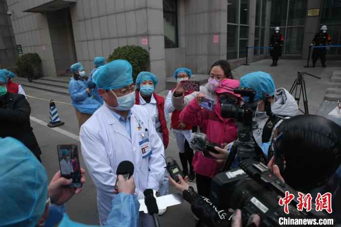 医疗专家向媒体介绍情况 郑大一附院供图 摄  河南:5名患者集体出院 全省累计治愈25例