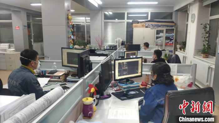 图为供电公司设计员设计供电工程施工图纸。(史轶夫摄) 史轶夫 摄  百人昼夜奋战 为龙江“小汤山”提供电力保障