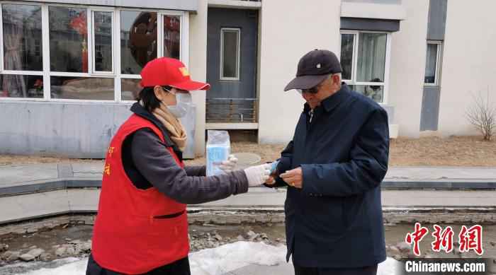 李悦为没带口罩的大爷送上口罩 张桂芹 摄  河北承德一社区女书记抗“疫”38天未休息:“吃点苦受点累不算啥!”