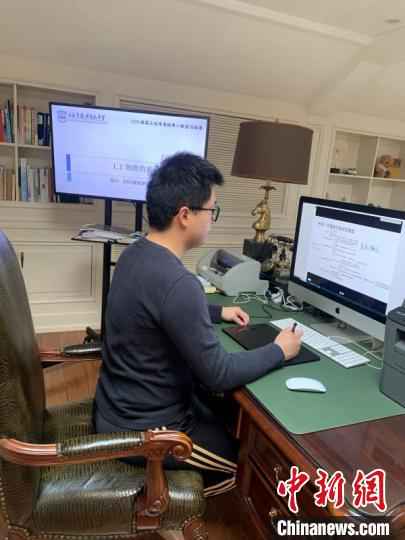 教师网络连线,与学生互动,答疑解惑。 陈静 摄  上海逾143万中小学生“空中课堂”在线学习 家长:不久一切都会习惯