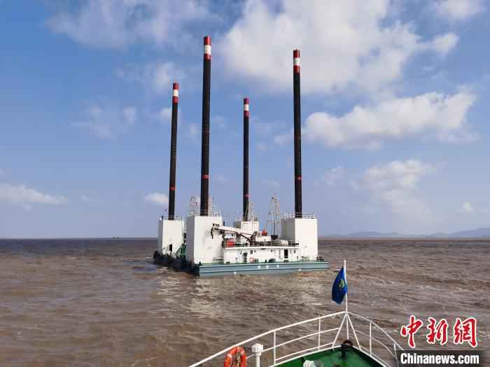 图为甬舟铁路金塘隧道海上钻探工程复工场景。镇海宣传部供图  国内首条海底高铁隧道“最复杂段”复工