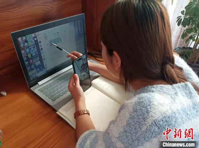 山西晋中高校新区志愿者联盟(共青团晋中市委志愿服务组织)开展了关爱白衣天使子女“阳光课堂”活动。共青团晋中市委志愿服务组织供图  辅导作业、疏导情绪 山西共青团为一线医护人员撑起大后方