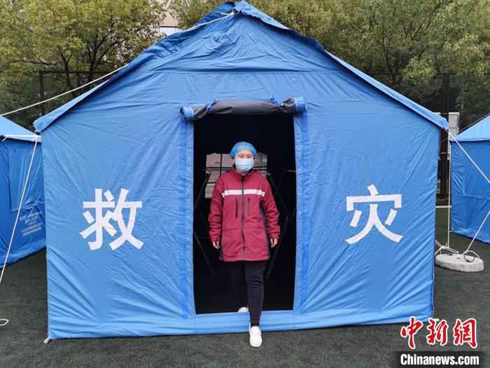 迟丽艳在工作。吉林市中心医院供图  驰援武汉的女护士:请叫我“小伙子”