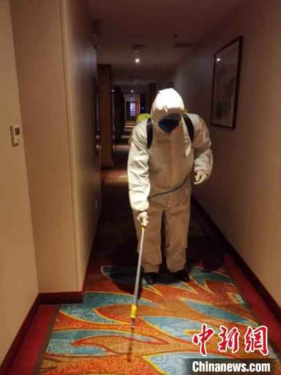 艾厚宇给楼道消毒杀菌。共青团辽源市委供图  吉林辽源酒店经理清空客房打造医护人员休整阵地