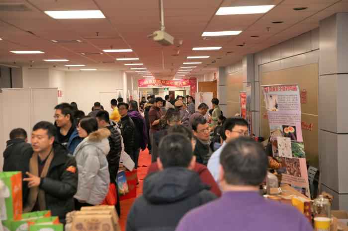 图为年货大集现场  中国农业大学校友岁末办别样嘉年华