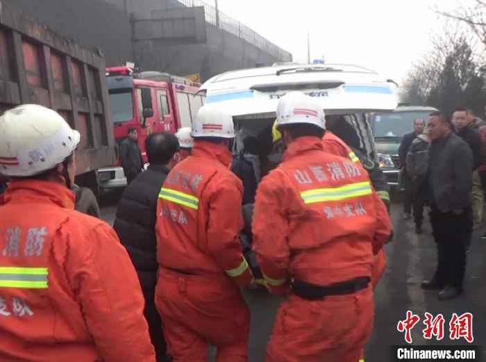 运钞车驾驶人获救之后被抬上救护车送往医院。 周洋 摄  山西灵石:运钞车与货车相撞致驾驶人被困