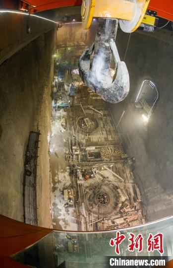 周菂的操作间 张卉 摄