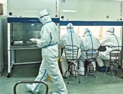 “看不见的医生”:加班至凌晨 双手捂得满是红斑