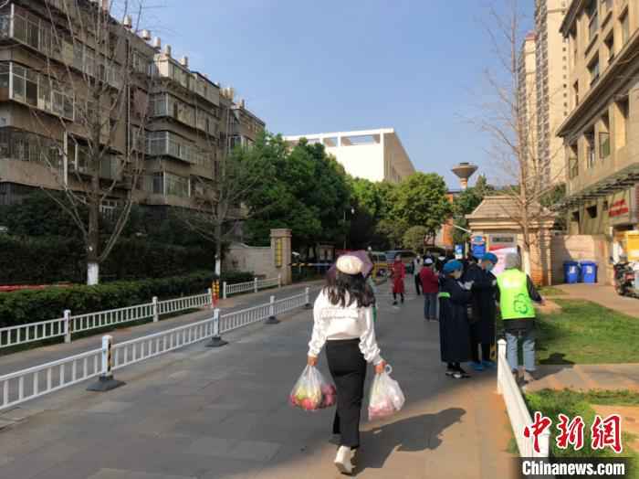 图为医大广场小区门口。 刀志楠 摄  云南境外输入风险严峻 首例输入确诊病例居住单元已封闭