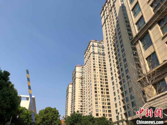 图为医大广场小区。 刀志楠 摄  云南境外输入风险严峻 首例输入确诊病例居住单元已封闭