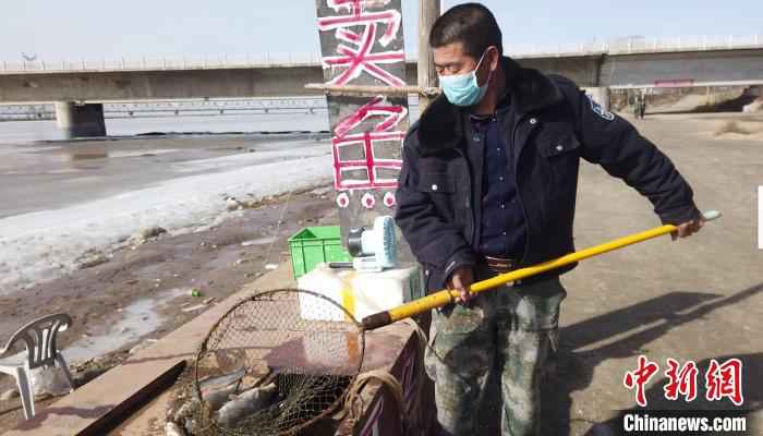 图为黄河内蒙古段打鱼现场。 李强 摄  黄河内蒙古段“餐桌未启” 民众将“开河鱼”打包尝鲜