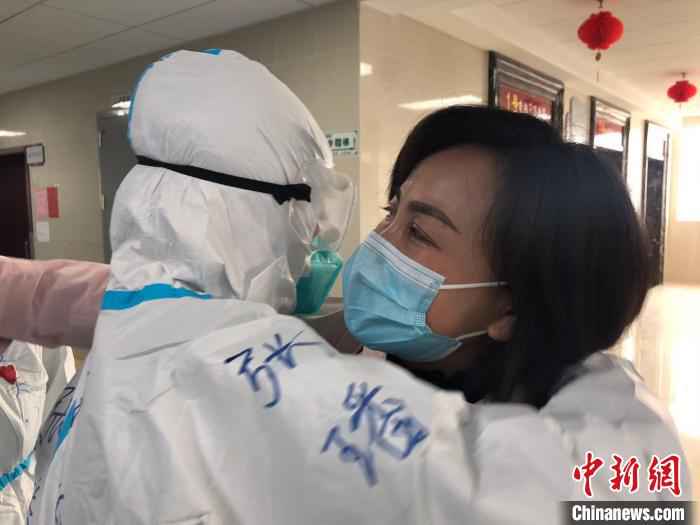 3月19日,山西支援天门中医院医疗队医护的最后一例确诊病人出院。尹翻平供图  坚守天门的57个日夜