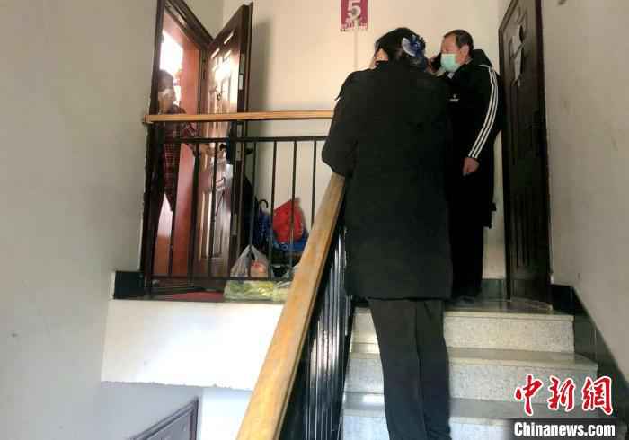送生活必需品。 赵桂华 摄  面对境外入沈人员:“四步走”夯实居家隔离