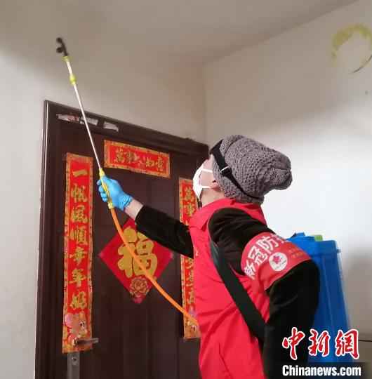 楼道消毒。 赵桂华 摄  面对境外入沈人员:“四步走”夯实居家隔离