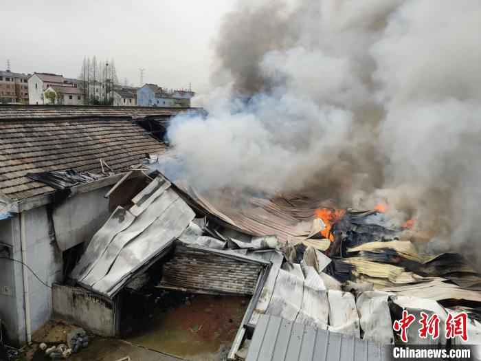 图为火灾现场。嘉兴消防提供  浙江嘉兴一纺织厂发生大火 消防出动100多人赴现场救援