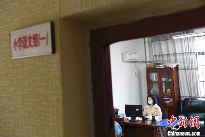 图为正在办公室备课的周妍。 汪陈超 摄  安徽省中小学生迎来首个“线上开学日”