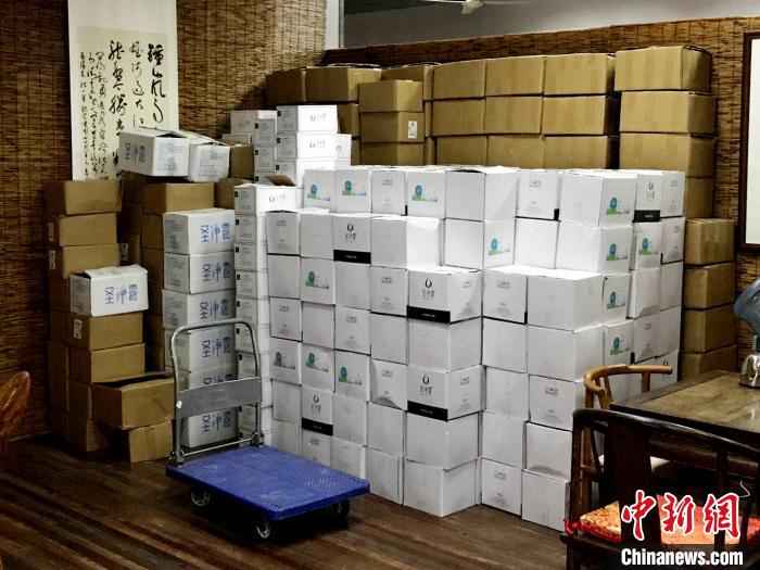 警方在现场查获大量消毒水、防护服等物资。上海警方供图  “预防抑制新冠病毒消毒水”? 沪警方侦破虚假广告牟利案