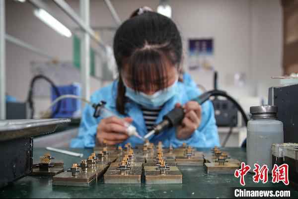 3月6日,贵州省贵安新区高端装备制造产业园内一家企业员工正在生产作业。近日,贵州省贵安新区入驻企业在做好疫情防控的同时有序复工复产。截至3月5日,贵安新区直管区工业企业已复产54户,复产率约95%。 瞿宏伦 摄  综述:贵州应考