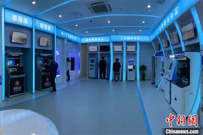 赣服通全天候智能服务中心分为咨询导办、信息查询、综合业务、公安、税务、人社、银行以及便民服务8个功能区。 景德镇市人民政府行政服务中心管委会供图 摄  江西首个“不打烊”政务大厅在“瓷都”景德镇建成启用