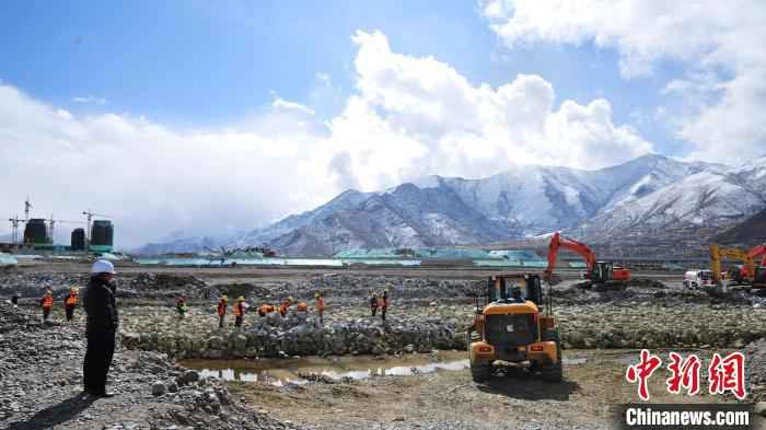 图为3月16日,多辆装载机正有条不紊地进行防冲槽抛石回填作业。 张伟 摄  西藏拉萨河综合整治工程总体进度未受影响