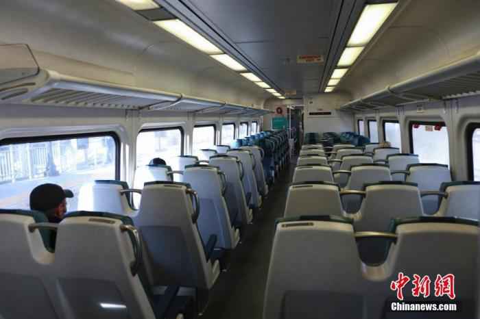 当地时间4月6日,纽约法拉盛华人社区长岛铁路车站,一列停靠的列车乘客寥寥。据美国约翰斯·霍普金斯大学发布统计数据,截至6日傍晚,美国累计新冠肺炎确诊病例已经超过360000例,其中纽约州确诊病例超过130000例。
中新社记者 廖攀 摄 全球战疫:全球累计确诊逼近170万例 死亡病例超10万例