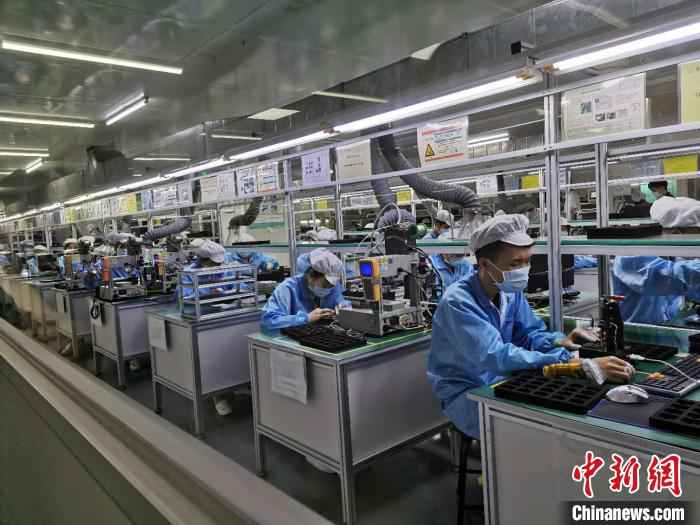 广东大普通信技术有限公司车间 郭军 摄 减税费优服务赋能广东“新基建”企业快速发展