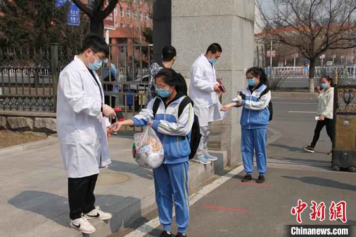 吉林二中学生接受测温 唐新智 摄  经历超长假期的高三学子:珍惜开学即冲刺的备考时光