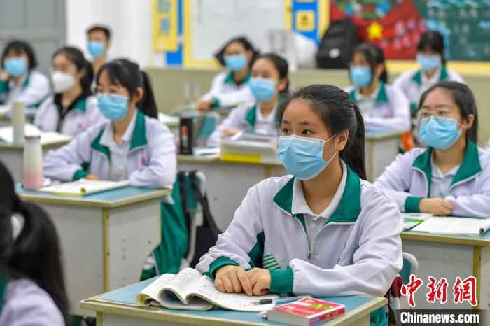 海南华侨中学教室里每套桌椅单独摆放,课桌间隔1米左右。 骆云飞 摄  海南高三、初三开学 单人单桌上课错时就餐