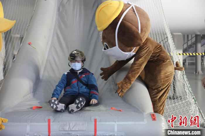 12日,北京首次开展“云上学安全”暨2020年“北京市防灾减灾宣传教育日”活动,宣传防灾、减灾、救灾及安全应急知识。北京市应急局供图  北京首次开展“云上学安全”活动 培养中小学生应急能力