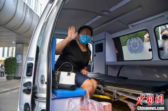 海南省最后一例新冠肺炎确诊病例在海南省人民医院治愈出院。 骆云飞 摄  海南省实现新冠肺炎确诊病例“清零”