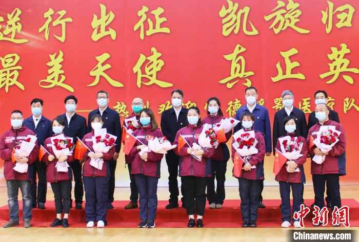 图为合影留念。 林榕生 摄  福建宁德首批援鄂医疗分队凯旋:和家人好好吃一餐团圆饭